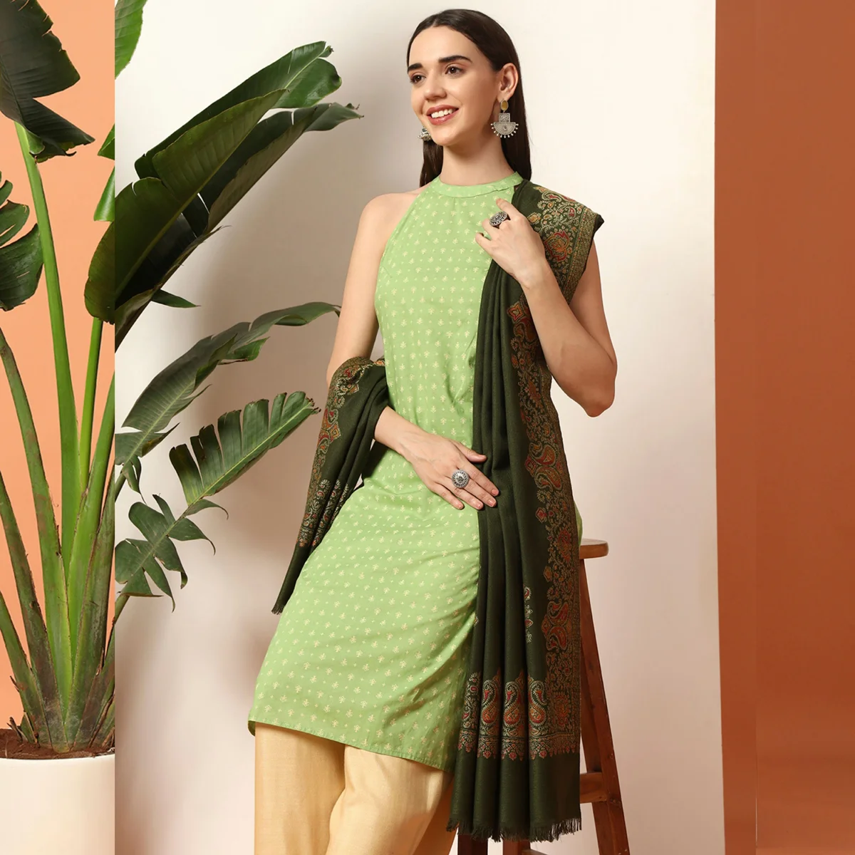 beautiful-green-paisley-woolen-shawl WWS-512 (6)